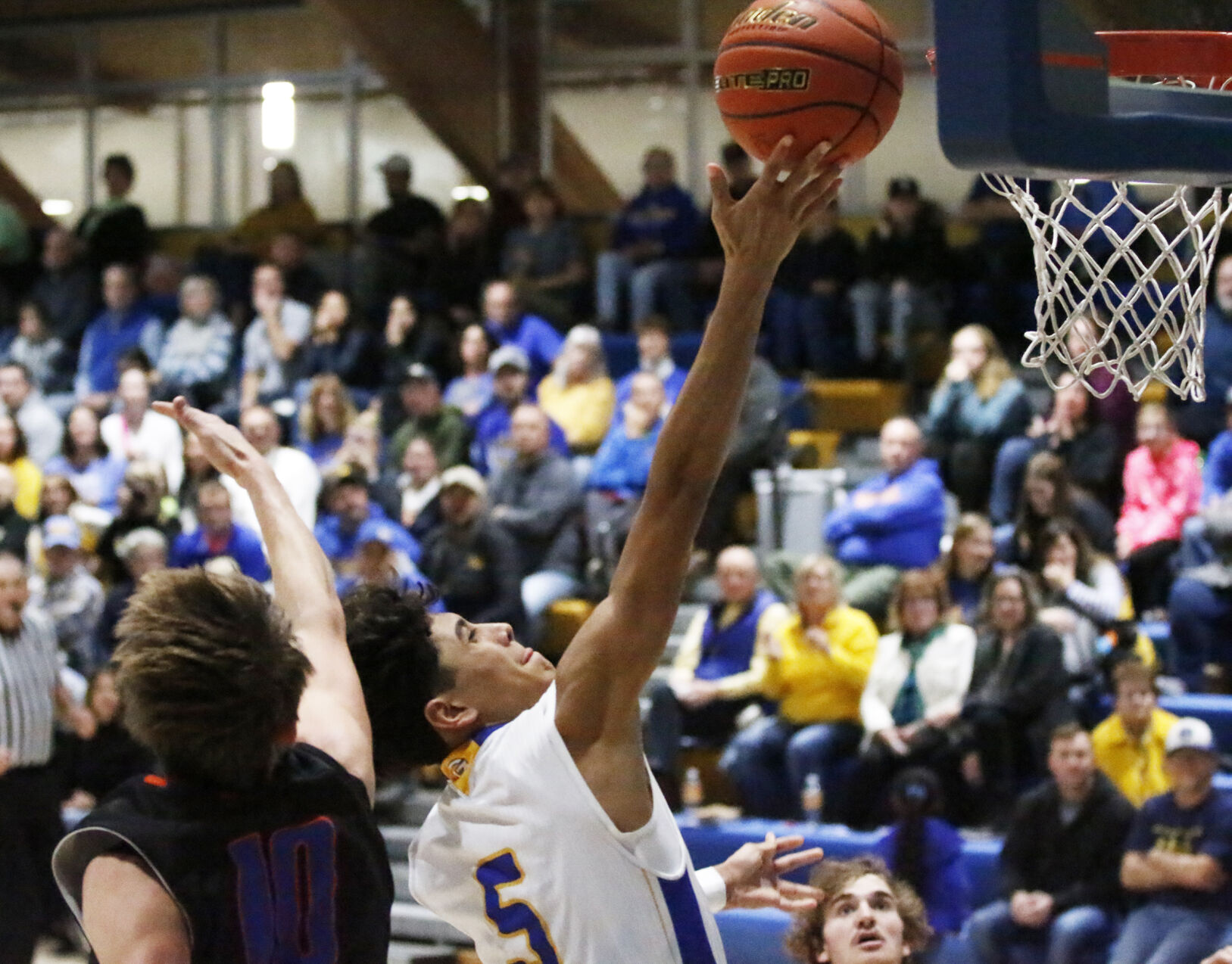 Bulldogs and Mustangs split close games